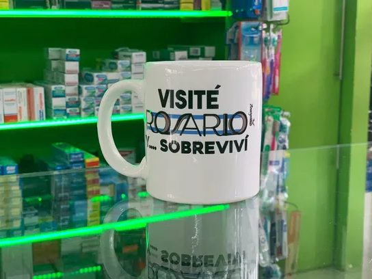 “Visité Rosario y… sobreviví”: la taza de recuerdo que se transformó en viral