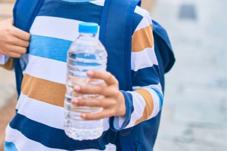 Un chico de 14 años terminó en el hospital por intoxicarse al tomar un agua saborizada