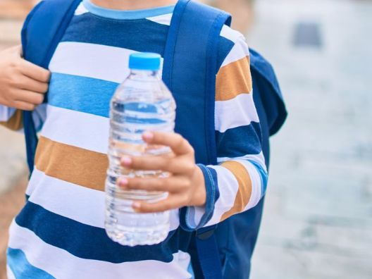 Un chico de 14 años terminó en el hospital por intoxicarse al tomar un agua saborizada