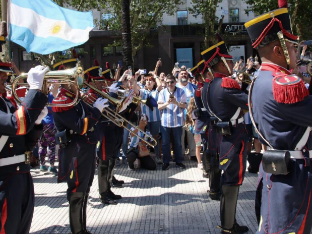 Los Granaderos tocaron “Muchaachos” en Plaza de Mayo y desataron una fiesta