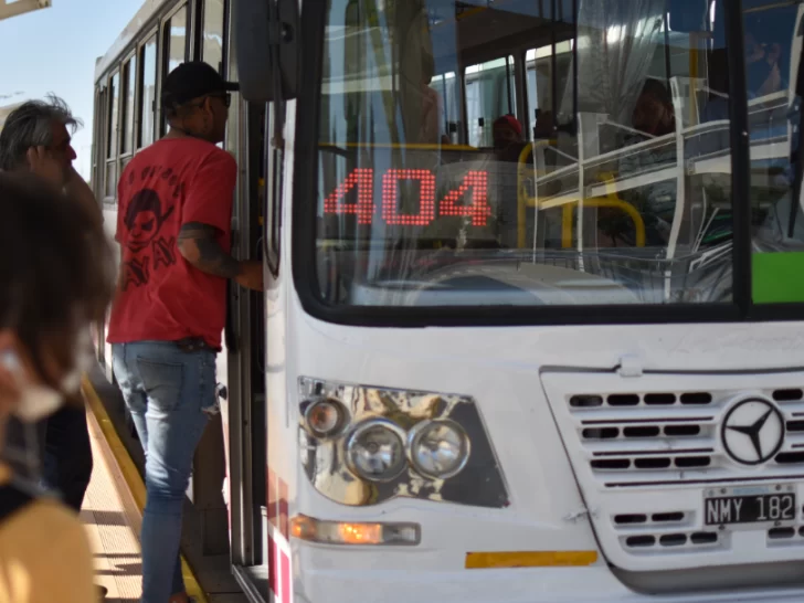 Tres personas fueron hospitalizadas por el choque entre un colectivo y una moto