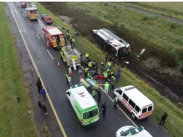 Otro micro volcó camino a Mar del Plata: hay decenas de heridos, entre ellos, 2 niños grave