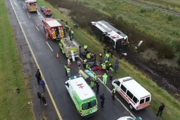 Otro micro volcó camino a Mar del Plata: hay decenas de heridos, entre ellos, 2 niños grave