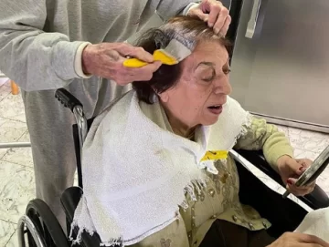 Un hombre de 92 años le tiñe el pelo de su mujer y causa emoción