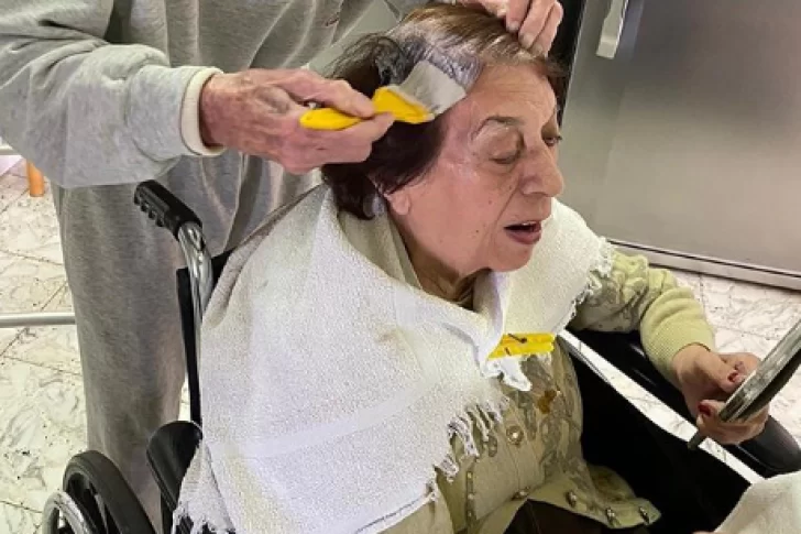 Un hombre de 92 años le tiñe el pelo de su mujer y causa emoción