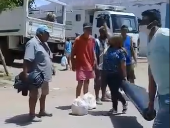 Empleada municipal maltrató a un hombre que perdió su casa en el sismo: la suspendieron