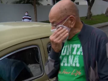 Docente tuvo que vender su antiguo auto y sus alumnos lo compraron y se lo devolvieron