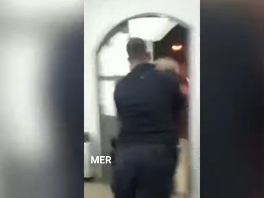 [VIDEO] Cuatro policías fueron separados por agredir a dos mujeres en una comisaría