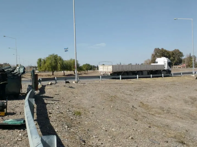 Perdió el control y volcó en la rotonda del Monumento al Gaucho