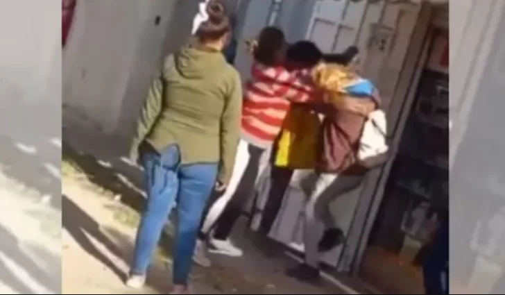 Una discusión en el “chat de mamis” terminó con una pelea frente al colegio de sus hijas