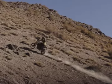 Denuncia por un deportista español que hizo motociclismo en la cima del Mercedario