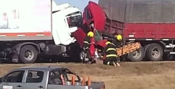 Choque en cadena dejó a dos autos aplastados por camiones y murieron 4 personas