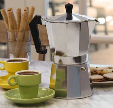 Compró una cafetera barata, la probó y el resultado sorprendió a todos en las redes