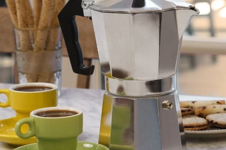 Compró una cafetera barata, la probó y el resultado sorprendió a todos en las redes