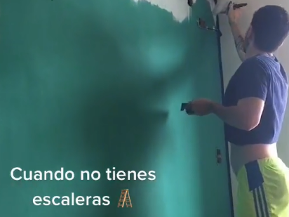 El ingenioso método de un hombre para pintar sin escalera