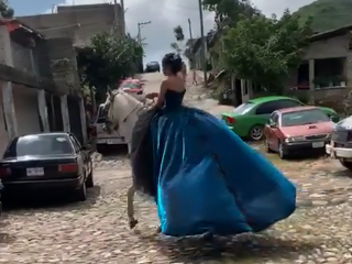 Una quinceañera fue “secuestrada” por un caballo y el momento se hizo viral