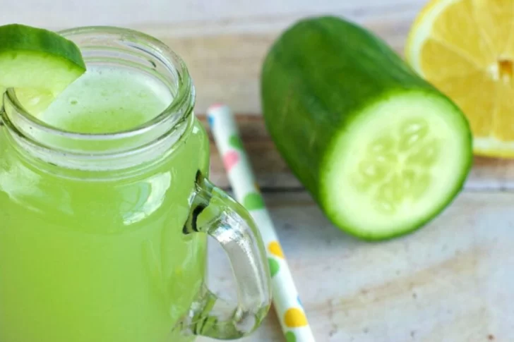 Cómo hacer jugo de limón y pepino, ideal para eliminar excesos antes de que llegue el verano