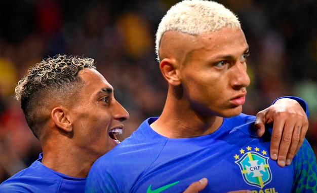 Lamentable: le arrojaron una banana a Richarlison mientras festejaba un gol de Brasil