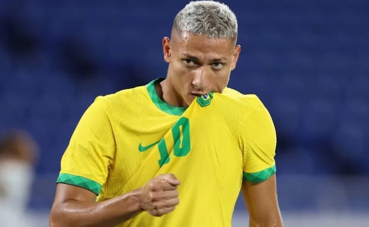 Alarma en Brasil: Richarlison se lesionó y se retiró en muletas de la cancha