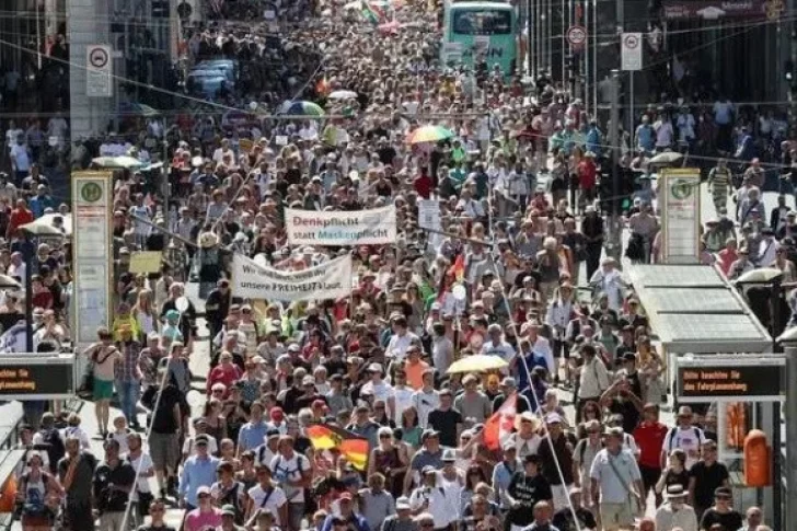 Multitudinaria marcha en Alemania contra las restricciones por el Covid-19