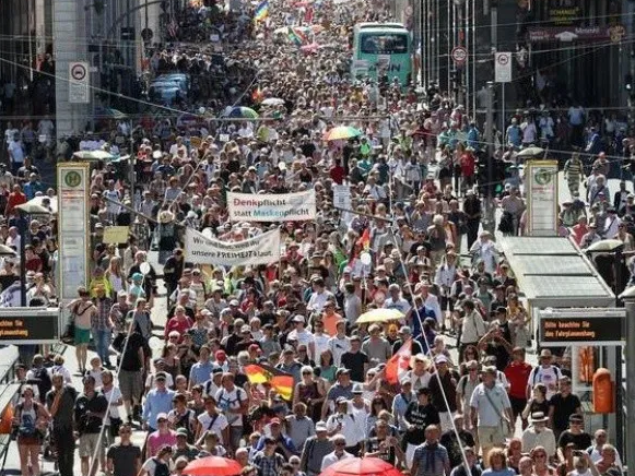 Multitudinaria marcha en Alemania contra las restricciones por el Covid-19