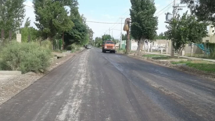 Iba con sus hijos en moto, la tiraron al canal de un piedrazo y allí siguieron golpeándola