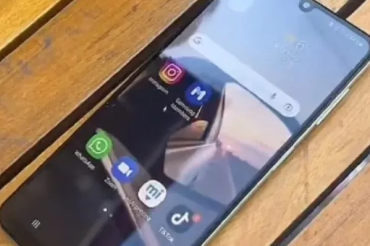 Se le rompió la pantalla táctil del celular y se le ocurrió una ingeniosa solución