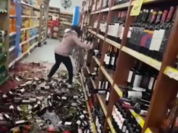 La echaron de un supermercado, fue a reclamar una deuda y destruyó la góndola de vinos