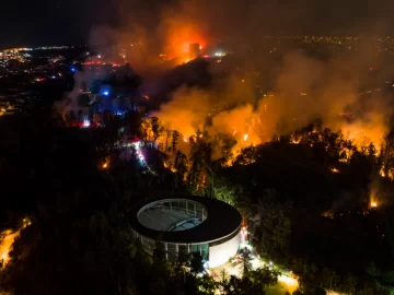 Dos muertos y 400 viviendas afectadas por un voraz incendio en Viña del Mar