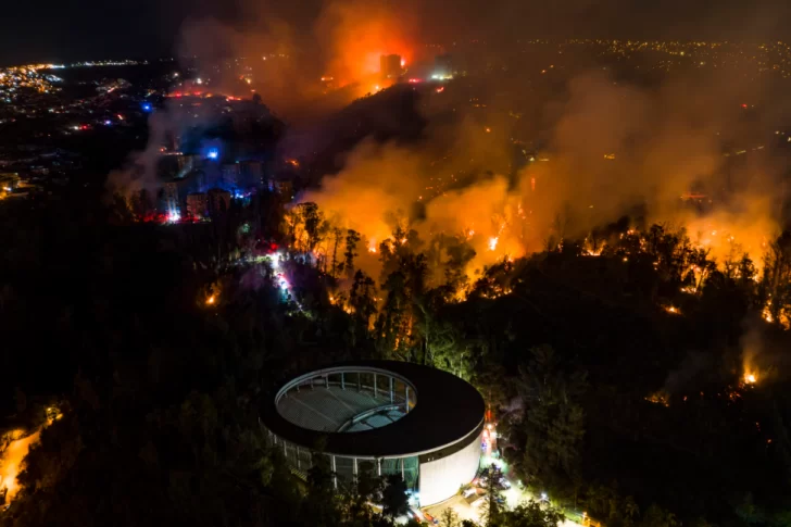 Dos muertos y 400 viviendas afectadas por un voraz incendio en Viña del Mar