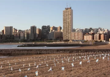 Plantaron más de 500 banderas en la playa por cada muerto por Covid en Mar del Plata