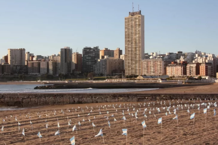 Plantaron más de 500 banderas en la playa por cada muerto por Covid en Mar del Plata