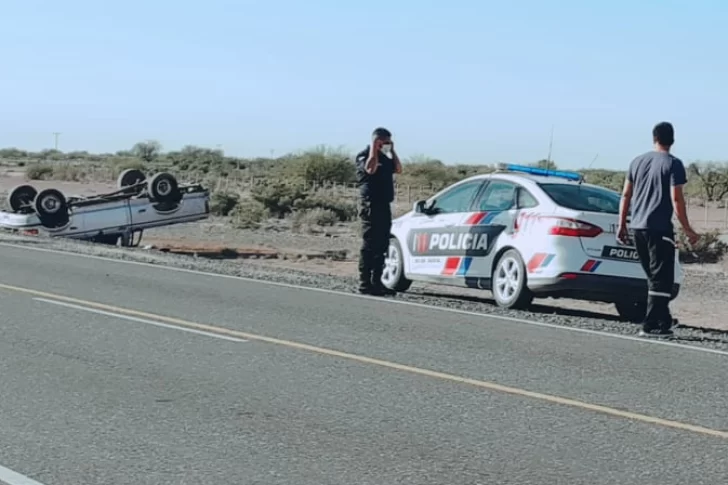 Viajaban de Mendoza a la Difunta Correa, perdieron el control y volcaron