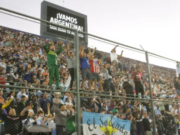 Un hombre herido al caer en la tribuna y una mujer golpeada, el saldo de heridos en el partido