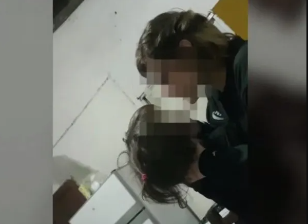 Una mujer golpeaba y torturaba a sus 5 hijos, cayó luego de que la filmara un testigo