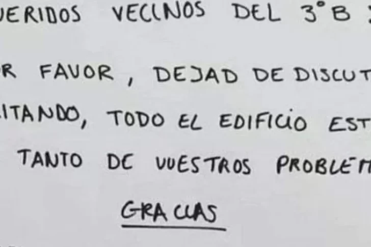 Pegó un cartel en el edificio para quejarse de las peleas de sus vecinos y se pasó con la postdata