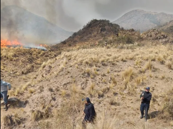 El fuego avanzó “varios kilómetros” en Valle Fértil y piden un helicóptero hidrante de Nación