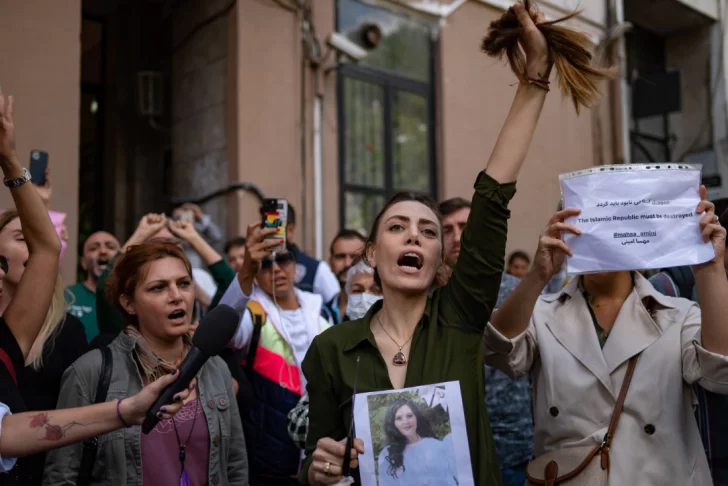 Suman 11 fallecidos en protestas por la muerte de una joven detenida por la policía de la moral