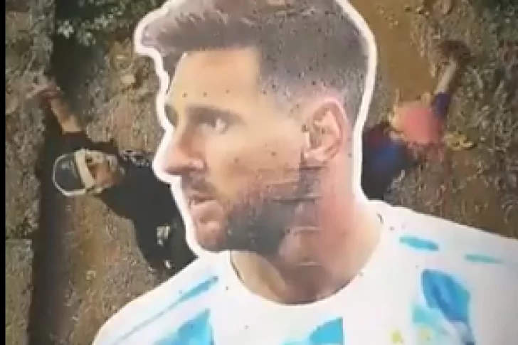 Instalaron una impresionante gigantografía de Messi en medio de un río de India