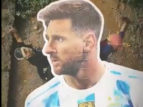 Instalaron una impresionante gigantografía de Messi en medio de un río de India