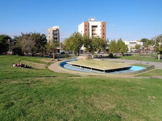 Un hombre se descompensó en medio de la Plaza de la Joroba y murió