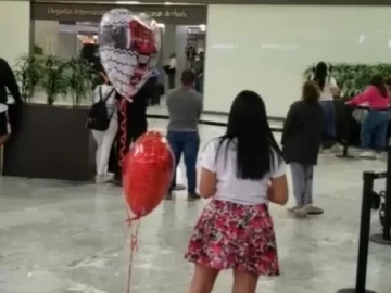 Viajó 50 horas para conocer a su novia virtual y no la reconoció