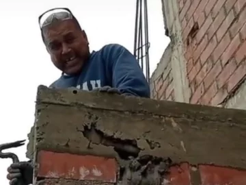 Se olvidó el martillo en la pared en construcción y sus colegas albañiles no se lo dejaron pasar