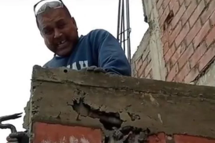 Se olvidó el martillo en la pared en construcción y sus colegas albañiles no se lo dejaron pasar