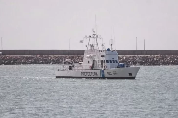 Buscan desesperadamente a un marinero que cayó de un barco pesquero