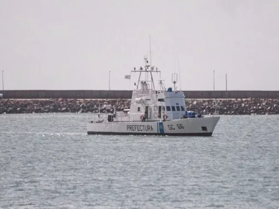 Buscan desesperadamente a un marinero que cayó de un barco pesquero