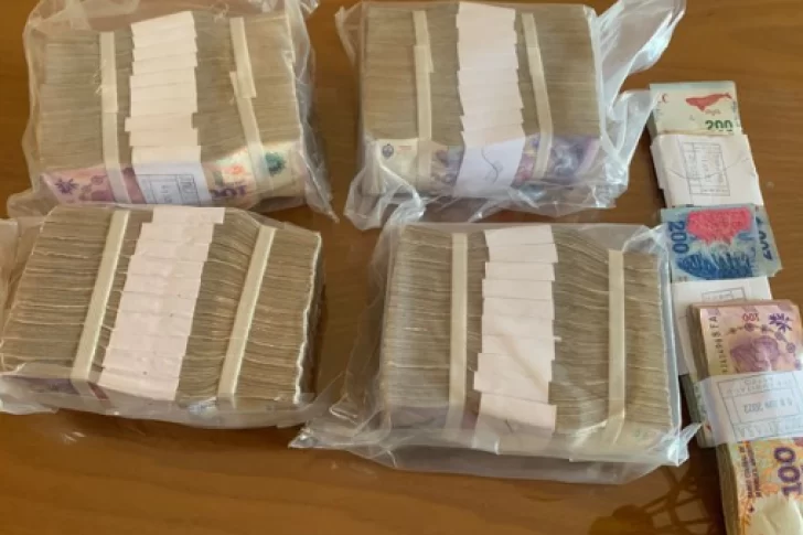 Retiró 2 mil dólares en pesos y se hizo viral por la cantidad de billetes: “Le dieron esto”