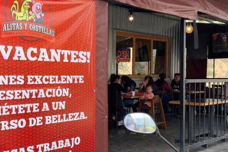 El llamativo cartel de un restaurante buscando empleados