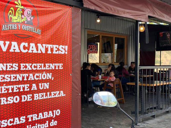 El llamativo cartel de un restaurante buscando empleados