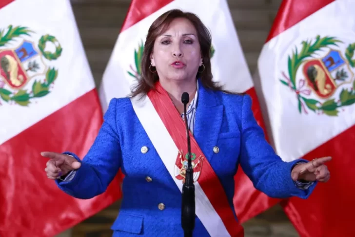 Tensión en Perú: la presidenta Boluarte propuso adelantar las elecciones para abril de 2024